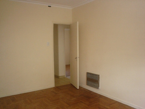 Imagen 4 de 12 de Amplio Dto. De 3 Dorm. Sin Expensas Apto Bco - En 3 E/ 41&42