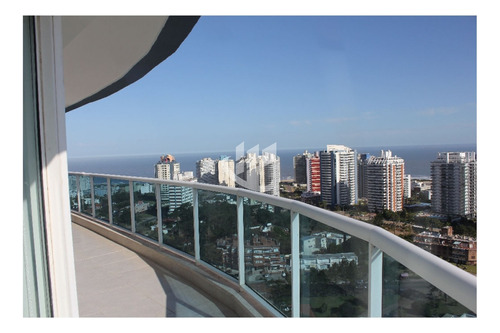 Alquiler Anual, Apartamento, 3 Dormitorios Y Dependencia, Piso Alto, Mansa, Punta Del Este