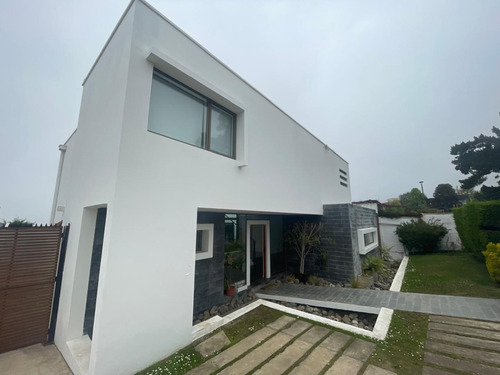 Se Vende Hermosa Casa En Exclusivo Sector De Concón