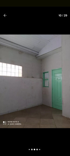 Casa De 3 Quartos, 2 Banheiros E Quintal No Fundo