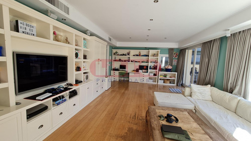 Residencia De Estilo Frances En Zona Privilegiada.