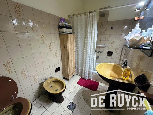 Casa Con Quincho En Barrio San Emilio