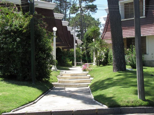 Duplex De 2 Dormitorios En Complejo Cerrado Y Muy Seguro Sobre Avda Francia- Ref: 15680