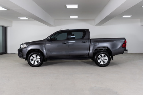 Imagen 7 de 14 de Toyota Hilux 4x2 Srv Mt 2018