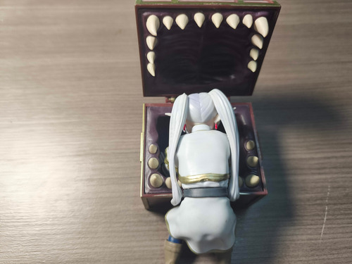 Figura De Frieren Con Baul