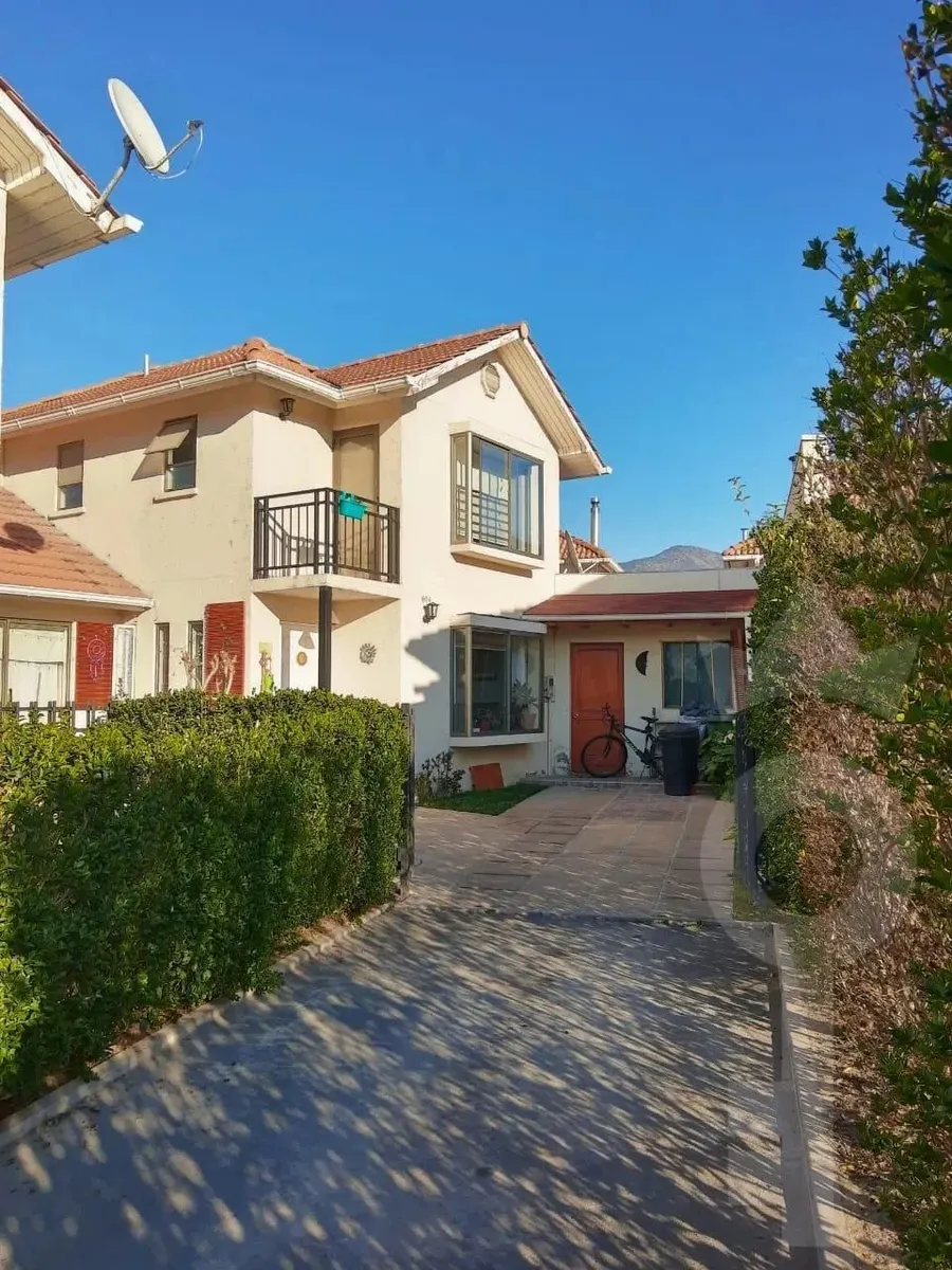 Imagen 2 de 25 de Se Vende Amplia Casa Peñaflor Sector Residencial