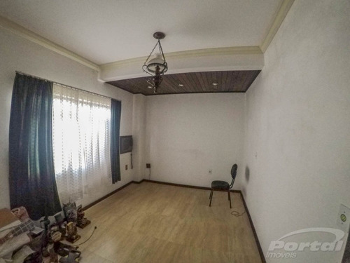 Linda Casa De Esquina, Com 711,00 M², Com 3 Suítes, Sendo 1 Suite Master Com 2 Banheiros, Ampla Cozinha, Escritório, Sala Para Home Office, Sala De Jantar, Sala De Jogos, Sala De Musculação, Piscina