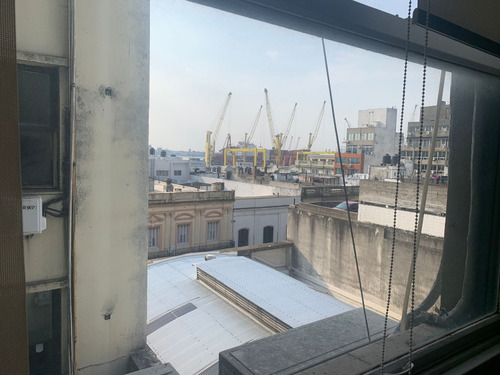 Se Vende Oficina En Ciudad Vieja, Calle Zabala, A Metros De La Rambla 25 De Agosto.