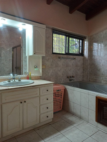 Se Vende Amplia, Acogedora Y Moderna Casa En Colinas De Santa Mónica. (r.o)