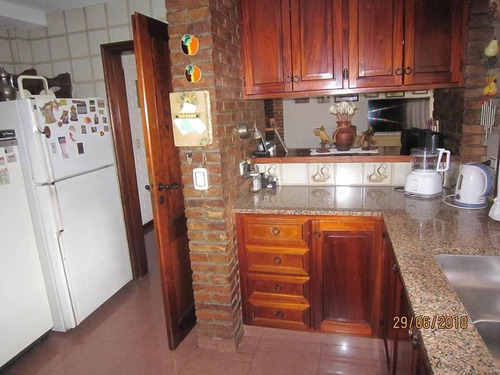 Imagen 6 de 14 de Chalet 4 Ambientes Con Cochera, Jardín Y Quincho