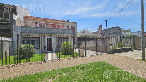 Venta De Casa De 5 Ambientes Con Cochera Y Quincho En Wilde