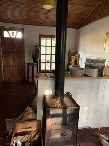 Cabaña De Madera Con Pilares De Hormigón, Entorno Natural