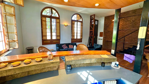 Casa Tres Niveles Barrio Histórico Doble Altura Muy Luminosa