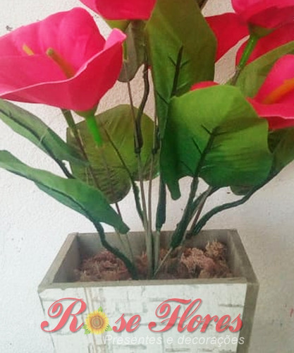 Arranjo Artificial De Flores Com Vaso De Madeira.