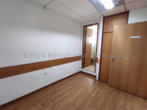 Consultorio En Alquiler Zona Este Barquisimeto, Cuatro Cubículo, 2 Baños, Aire Integral. Mls 24-17099 Dh