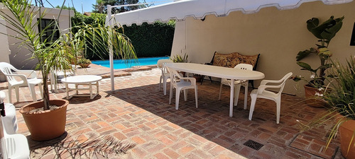 Impecable Propiedad! 3 Dormitorios, 2 Baños, Living Con Hogar Y Comedor, Estar... Pileta, Parrilla..