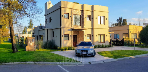 Casa  En Alquiler Ubicado En El Casco De Alvarez, Francisco Álvarez, Moreno