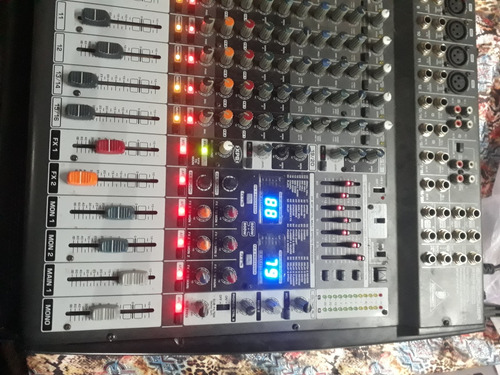 Consola Potenciada Behringer Europower Pmp6000 20 Canales (Usado)