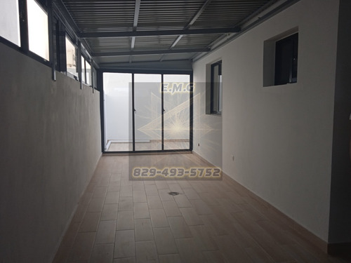 Primer Nivel Con Terraza Y Patio Hermoso Al Lado De Pucmm