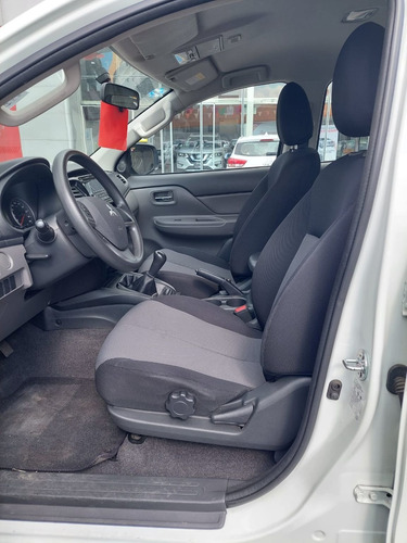 Imagen 10 de 13 de Mitsubishi L200 2018 2.4 Cabina Doble 4x2 Mt