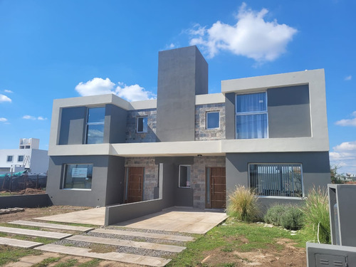 Duplex En Colinas De Manantiales - 3 Dormitorios -