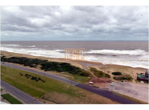 Imagen 15 de 30 de En Primera Línea De La Playa Brava, Punta Del Este.-