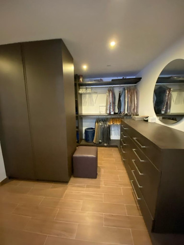 Venta Hermosa Casa Remodelada Con Piscina En Calle Cerrada Con Vigilacia Privada. Cuenta Con El Servicio De Agua Permanente.