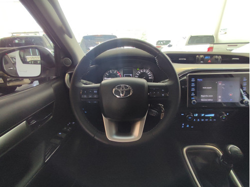 Imagen 16 de 18 de Toyota Hilux Srv 2.8 4x4 Mt