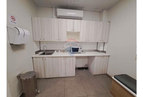 Amplio Local Comercial En Av. Las Condes