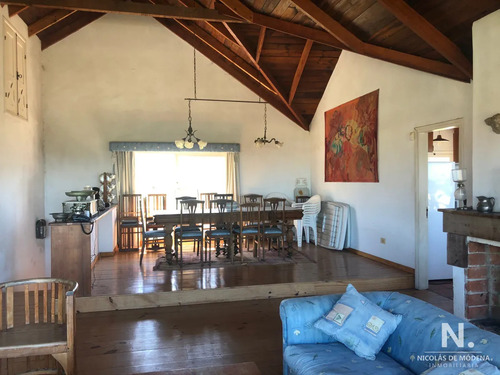 Impecable Casa Sobre Gan Superficie De Terreno.