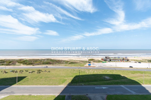 Moderno Apartamento Sobre Playa Brava En Torre Le Parc, Cuenta Con Dos Dormitorios Más Dependencia De Servicio. Punta Del Este