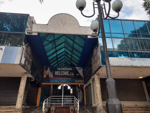 Centro Comercial En Av Bolívar Norte Sector Camoruco En Valencia