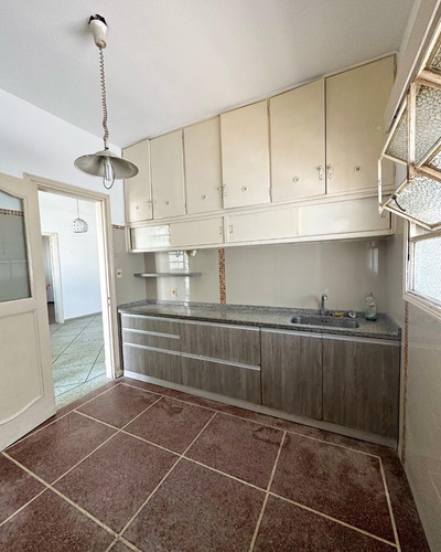 En Venta Casa De 3 Dormitorios, Apartamento Al Fondo Y Gran Terreno En Perez Castellanos