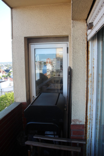 Imagen 16 de 19 de Departamento De 4 Ambientes Totalmente Reciclado A La Calle Con Balcón Saliente.