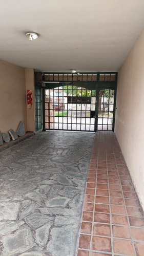 Imagen 15 de 16 de Duplex 3 Ambientes. Con Cochera Y Patio Con Parrilla. Se Escuchan Ofertas. Muy Buena Ubicación