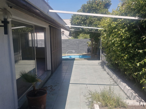 Casa En Arriendo De 3 Dorm. Mas Servicios En Las Condes