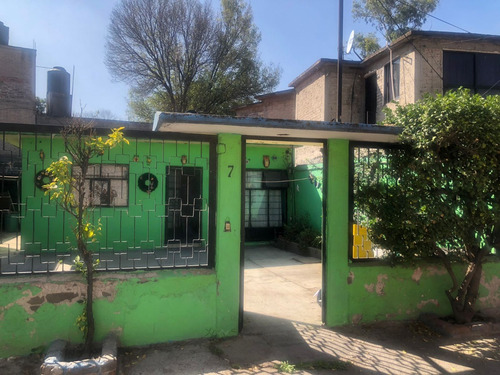 Terreno Con Casa De Una Planta Austera Cerca Del Metro Iztapalapa.