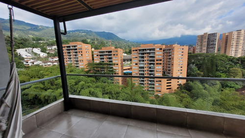 Amplio Apartamento Con Buena Vista, Excelente Distribución, Modernos Acabados. Terraza De 16 M2. Loma De Los Mesa. 