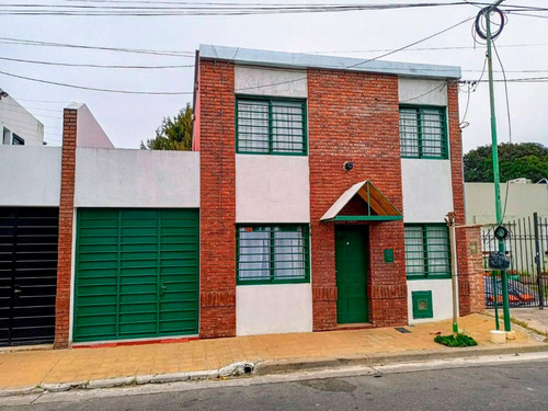 Casa En Venta - 1 Dormitorio 2 Baños - Cochera - 109mts2 - Villa Elvira, La Plata