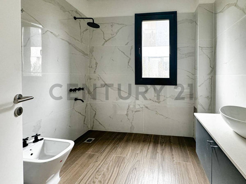 Casa Al Agua En Virazón Nordelta Con 4 Suites Y Tercera Planta.