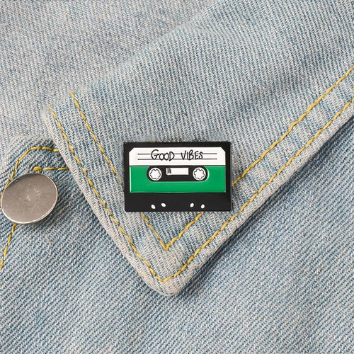 Pin Metálico Esmaltado Cassete Good Vibes Vintage Negro