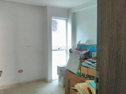Townhouse En Venta En La Cooperativa Maracay Aragua 23-4820 Irrr