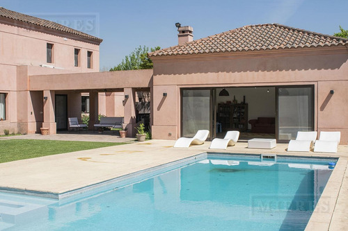 Casa De 550 Mts En Venta En Ayres De Pilar
