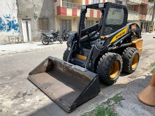 Minicargador New Holland L220 Modelo 2011