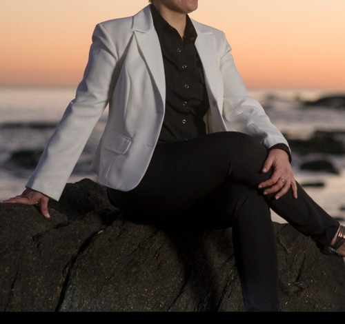 Imagen 2 de 5 de Blazer O Chaqueta Blanco Y Natural , En Tela Alicrada .
