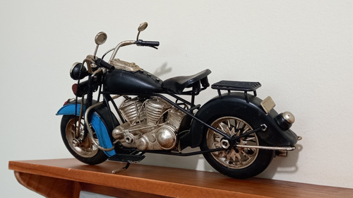 Imagem 5 de 5 de Miniatura De Motocicleta Em Metal Preta E Dourada