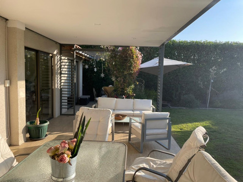Se Vende Casa Con Excelente Ubicación 3d, 3b, Jardín Formado