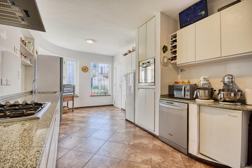 Imagen 13 de 30 de Impecable Casa En Venta Con 4 Dormitorios Mas Dependencia! Jardin Pileta Y Parrilla!