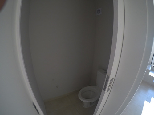 Lindo Sobrado No Bairro Salto Do Norte, Casa 02 Meio, Contendo 2 Suítes, Sala De Jantar, Cozinha, Lavabo, Área De Serviço, 1 Vaga De Garagem, Piso Porcelanato Porto Belo, Água Quente, Rebaixo Em Gess
