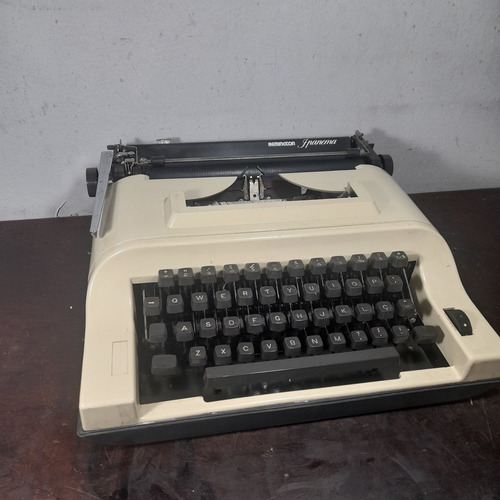 Imagem 1 de 7 de Máquina De Escrever Funcionando Antiga Remington Ipanema
